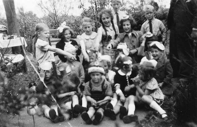 Nedivo Pinkhof, Jiska Pinkhof and the twins Pinkas and Menachemja Pinkhof at a children's party
