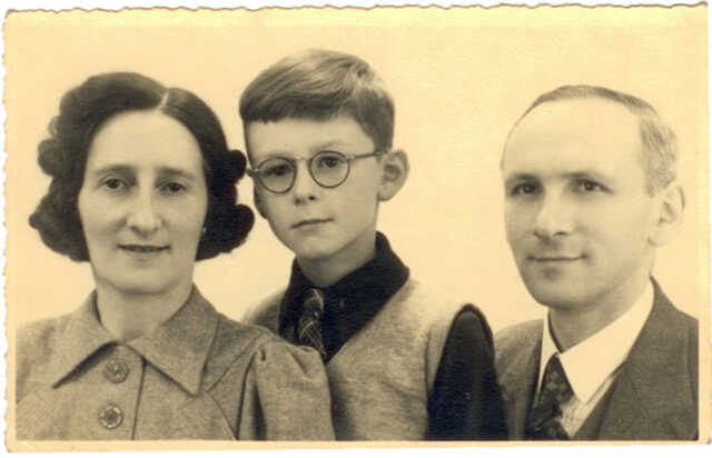 Jacques Polak with his parents Nathan and Henriette Polak-van Geuns