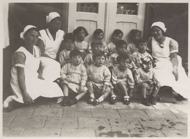 Photo of the  Crèche at the Plantage Middenlaan in Amsterdam, 1934