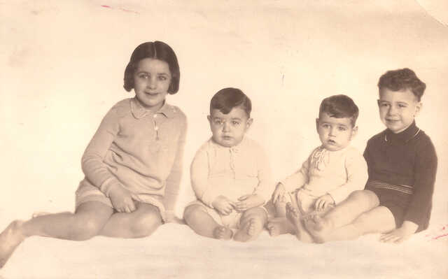 From left to right: Helene van Praagh, Louis van Praagh and the twins Leon and Maurits van Praagh