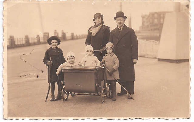 From left to right: Helene van Praagh, in the pram the twins Leon and Maurits van Praaghand next to it Louis van Praagh, together with their parents Benjamin and Sara van Praagh