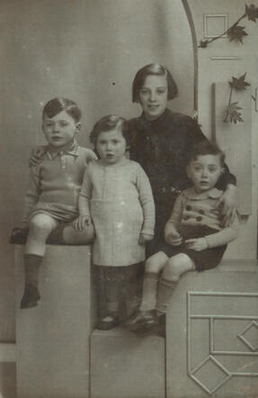 Helena Rabbie (in the middle, in front) with her cousin Siegfried van Thijn and on the left Maurice (who survived the war). In the back her cousin Helena Stad-Rabbie.
