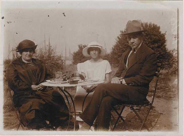 Rebecca Wijnman (waarschijnlijk), Fietje (Sophie) de Zwart-Hakker, Jacobus Hendricus de Zwart