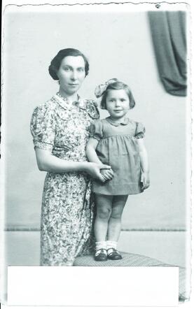 Anna Reens with her mother Esther Reens-Prins