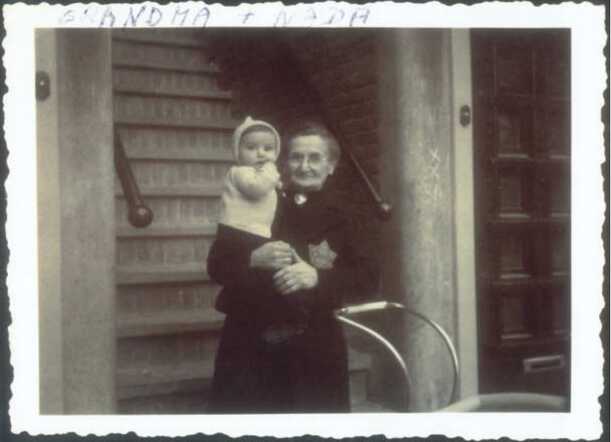 Regina Keizer-Bonn met haar kleindochter, september 1943