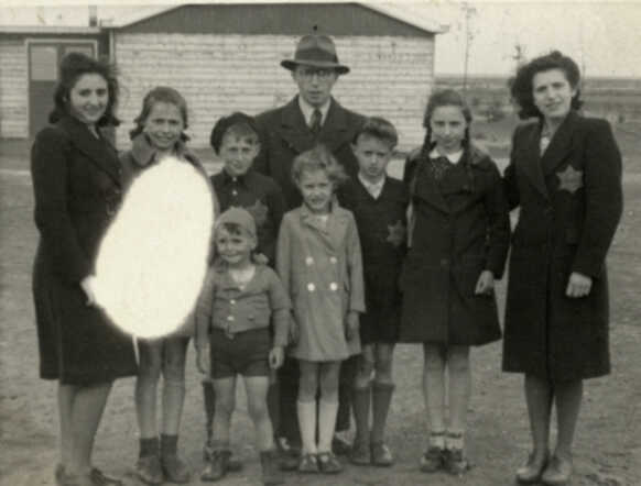 Regina Ohringer (rechts) in kamp Westerbork met familieleden
