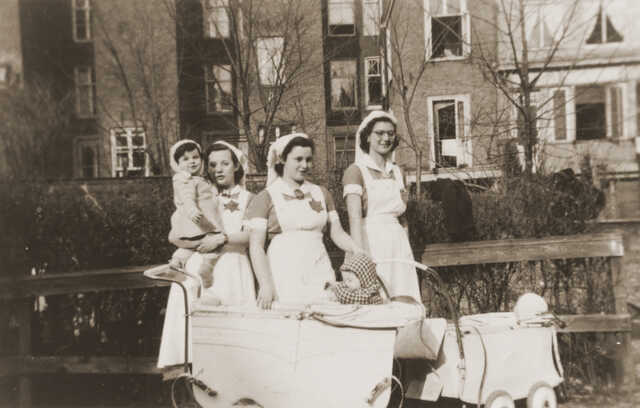 Hilde Jacobsthal (links) als kinderverzorgster in de Crèche