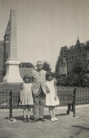 Elisabeth (Liesje) and Rebecca (right) Roodfeld with an unknown man