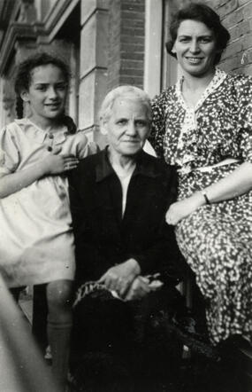 Rosalie Randerath-Meyerhoff met haar dochter en kleindochter
