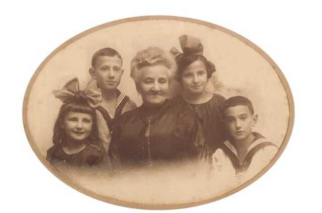 Rosetta (Etty) Keizer met haar broer, zus, neef en grootmoeder