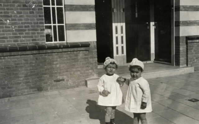 Ruth Jetta Tal met haar tweelingzusje, 1935
