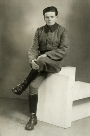 Samuel Kok in zijn uniform van het Nederlandse leger, 1939