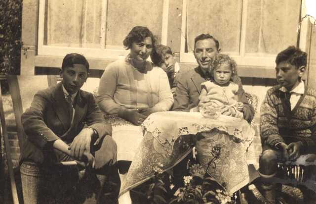 Jacob Weijl en Marianne Weijl-Cohen met hun 4 kinderen, ongeveer 1929.