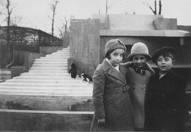 Rosa Johanna (Renée) Schaap (left) with Bertie Serphos and her brother Leo Serphos (survived the war) in Artis Zoo, Amsterdam 1936