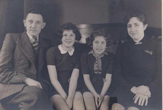 Sophia (left) and Bertha (Bertie) with their parents Aron and Roza Schielaar-Wessel