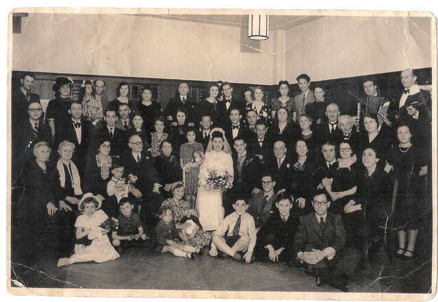 Mirjam Schreeuwer (at the front, 3rd from the left) and Maurits Schreeuwer (baby) with their mother Reina Schreeuwer-Polak. On the right from them Mozes (Mowie) Schreeuwer, the boy with the tie.