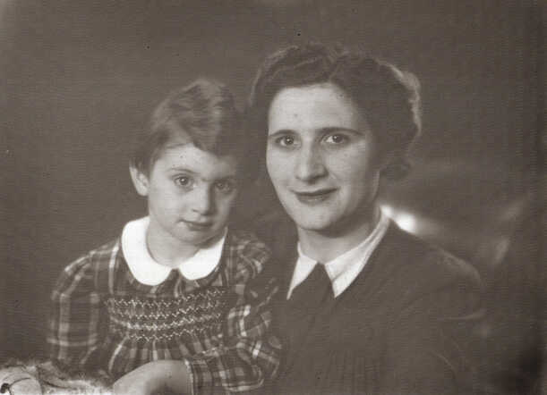 Betsy Rosa Schuitevoerder with her mother Sara Schuitevoerder-Italiaander
