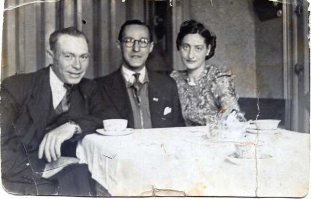 Mietje Nooitrust- van Dam met links Tobias Gotfried Nooitrust