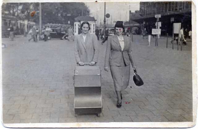 Mietje Nooitrust-van Dam (achter kinderwagen) en Elisabeth de Groot-Nooitrust