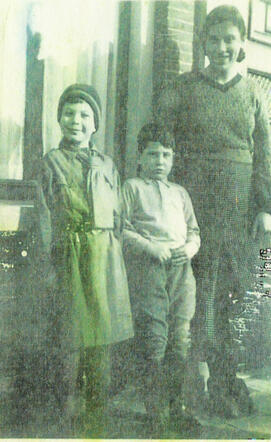 Annetta (Netty) and Salomon (Salo) Seijffers with their mother Heintje Seijffers-Cohen in 1935