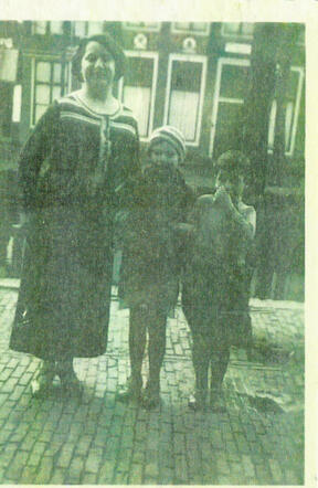 Annetta (Netty) and Salomon (Salo) Seijffers with their mother Heintje Seijffers-Cohen in 1935