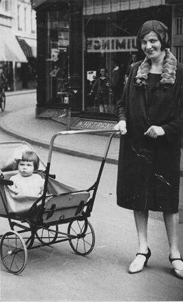 Bertha (Bertie) Serphos with her mother, june 1930