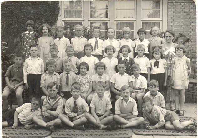 School photo of the Resedaschool in Amsterdam, 1931-1932