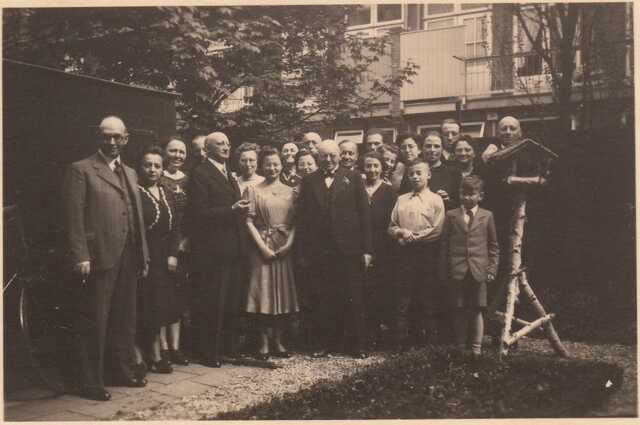 Simon van Daelen, omringd door familie en vrienden op zijn 80e verjaardag, mei 1941