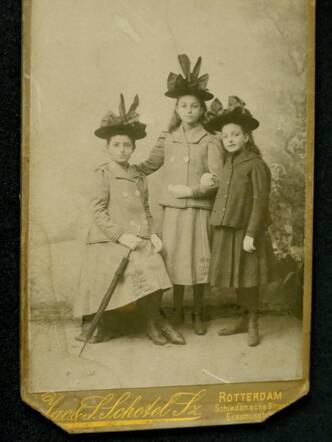 Sophia (rechts) met haar zusters rond 1896
