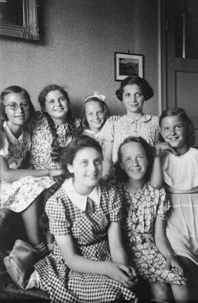 Helene and Lore Henriette Steinberg, with school friends, spring 1941