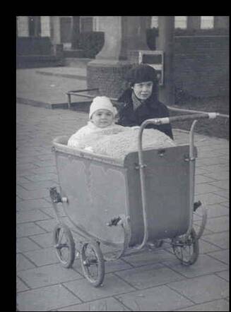 Froukje Celina and Celly Judik Stoppelman in 1935