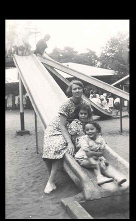 Froukje Celina and Celly Judik Stoppelman in Rheden, with a neigbor, 1937