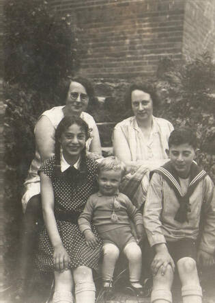 From left to right: Sara Straus, Benjamin Straus and Julius Joseph Straus. On the top left Dina Straus-Hamme, the mother of the children, next to her Jet Hamme.