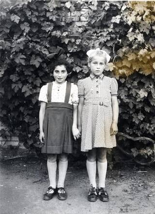 Jootje Suskind met buurmeisje