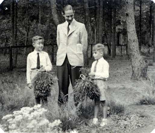 Adolf Sal Louis (Dolfje) and Henri (Hans) with their father Louis Adolf Swabe