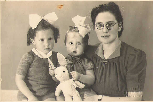 Margareth Beatrice (left) and Judith Josephine Swartberg, with their mother Maria Swartberg-Gosler