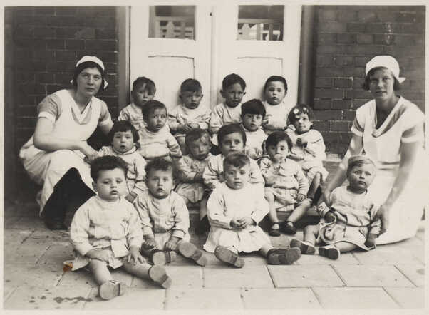 Group photo Crèche, Plantage Middenlaan, Amsterdam, 1934