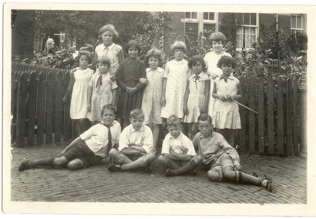 Dora and Lena Tonninge (right), with friends, 1935