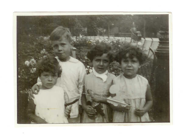 Dora en Lena Tonninge (rechts), met een vriendje en een vriendinnetje, 1929 (en)