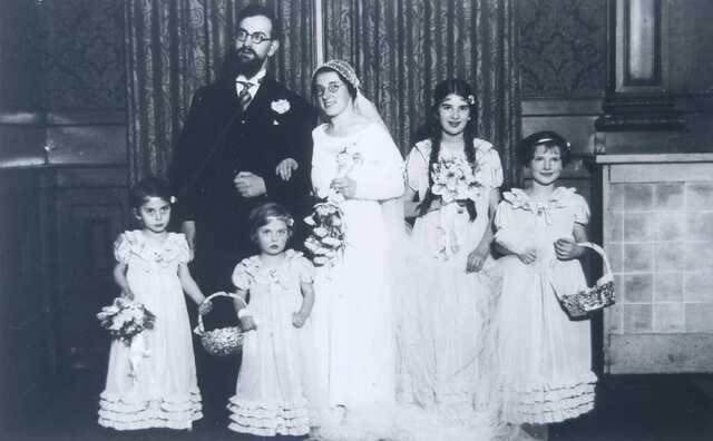 Trouwfoto van Nathan Dasberg en Lies Prins, met bruidsmeisjes Mary en Netty Prins, Leny Nijstad en Dineke Dasberg , 1935