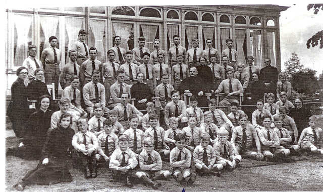 Mozes Turfrijer (voorste rijtje jongens, 3e van links) in het Jongenshuis van het Leger des Heils in Amersfoort