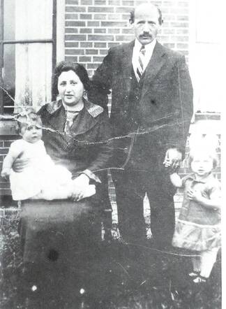 Gaaltje en Mozina (links) Valk met hun ouders Daniël en Rachel Valk-van Stedum in 1928