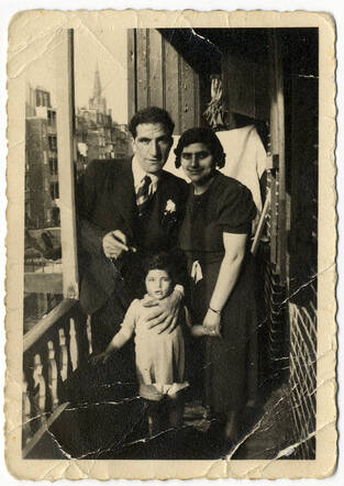 Debora Veffer with her father (who survived the war) and het mother Jansje Veffer-Waas