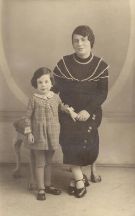 Reina Verdoner with her mother Wilhelmina Helena Paulina Maria Verdoner-Meijers
