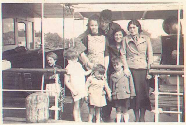 Hartog (in the front on the right) and Mozes Vischschraper (in the front on the left)