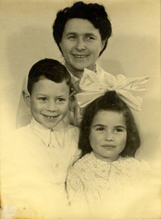 Emanuel and Anna Vleeshhouwer with their mother Margaretha Vleeschhouwer-Brandon