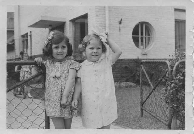 Vlnr Guusje (Toeti) van Veldhoven-Frohn, onb., Elisabeth Frohn Burg. van Meursstraat 6 circa 1940 - van Guusje van Veldhoven