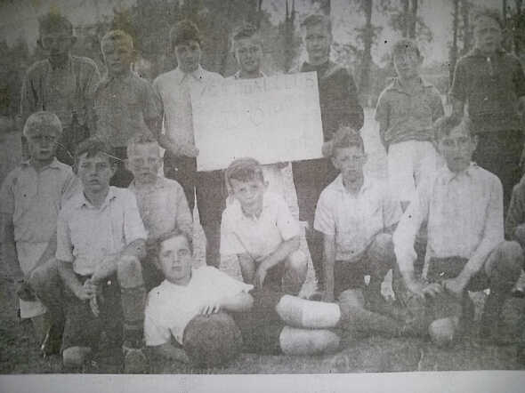 Voetbalclub Dinxperlo Oranje Ploeg 1938 met Philip Prins staand derde van links