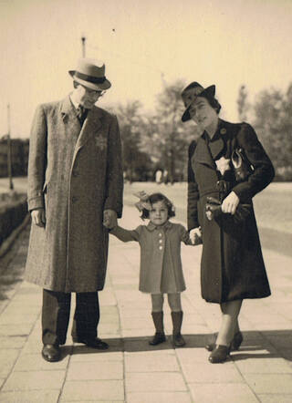 Ina de Vries with her parents David and Celina de Vries-Polak