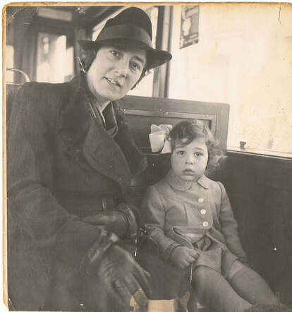 Ina de Vries with her mother Celina de Vries-Polak